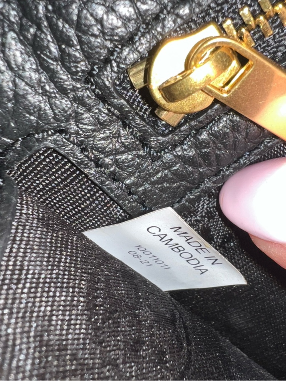 Tory Burch Black Leather Shoulder Bag with Gold Logo Chain - Picture 10 of 10